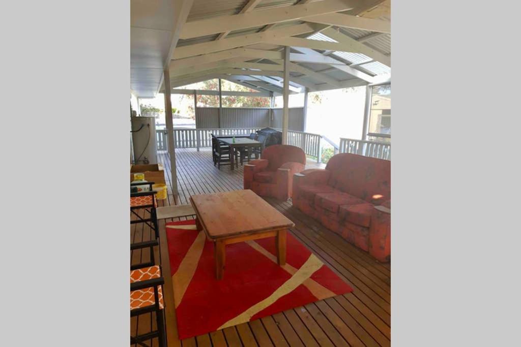 Leeward 'Tranquil Beachfront' キングスコート エクステリア 写真