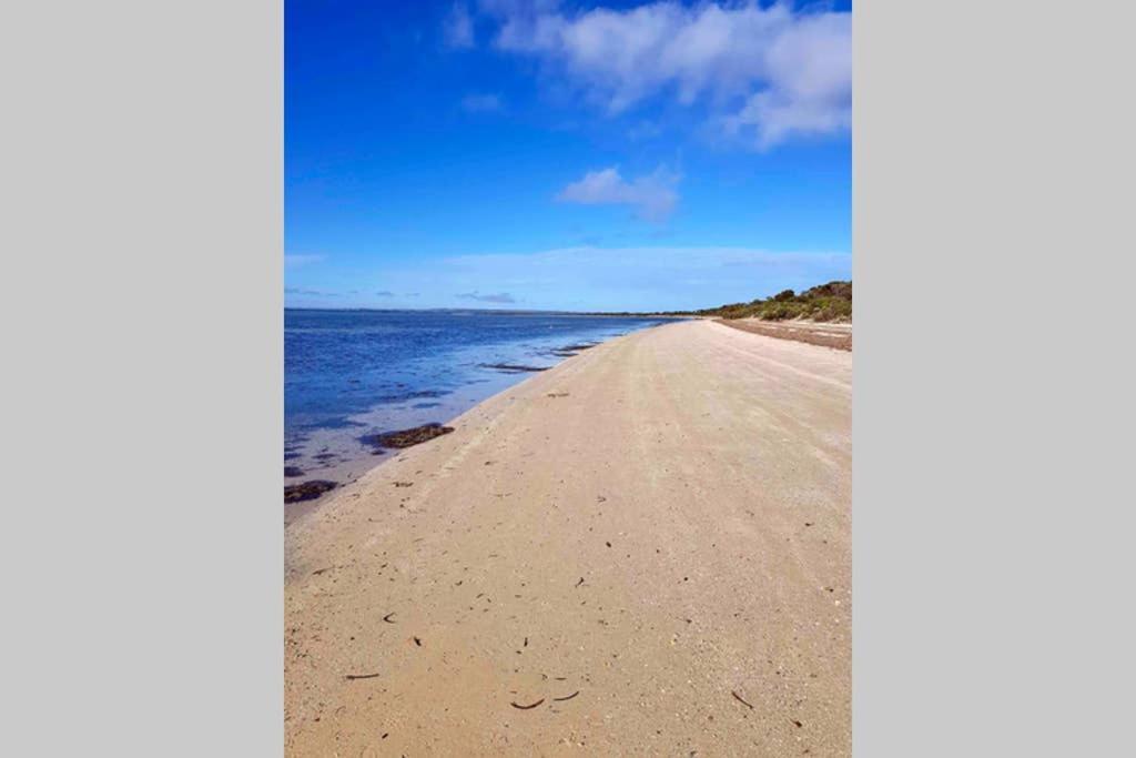Leeward 'Tranquil Beachfront' キングスコート エクステリア 写真
